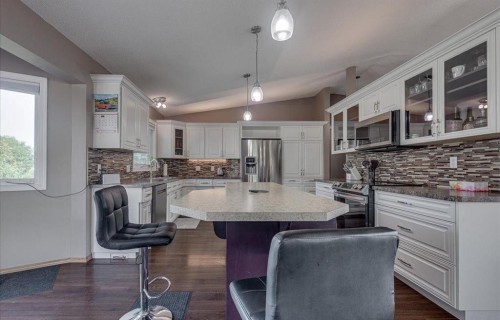 3908 39 Street Close, Ponoka, AB - Indoor Photo Showing Kitchen With Upgraded Kitchen