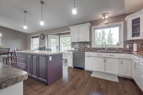 3908 39 Street Close, Ponoka, AB - Indoor Photo Showing Kitchen With Upgraded Kitchen