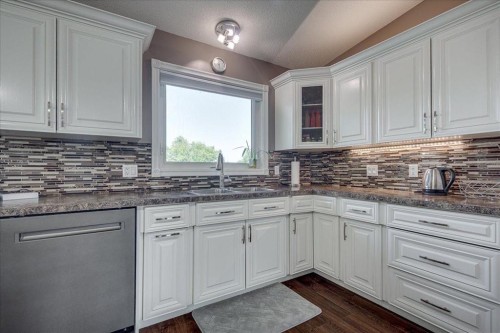 3908 39 Street Close, Ponoka, AB - Indoor Photo Showing Kitchen With Upgraded Kitchen