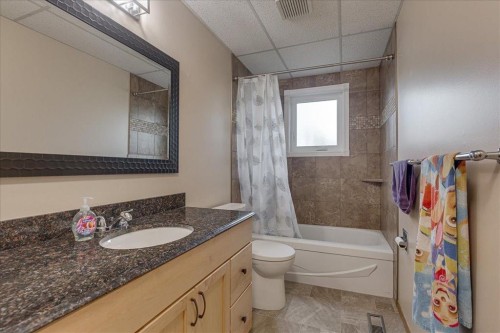 3908 39 Street Close, Ponoka, AB - Indoor Photo Showing Bathroom