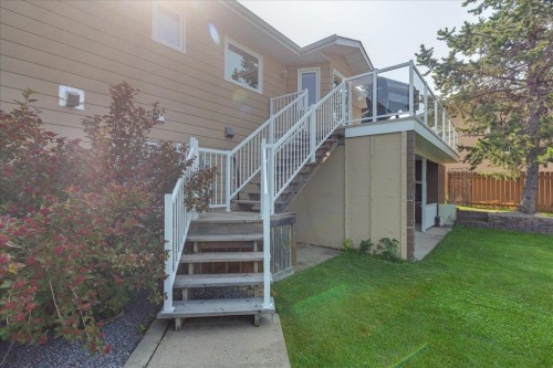 3908 39 Street Close, Ponoka, AB - Outdoor