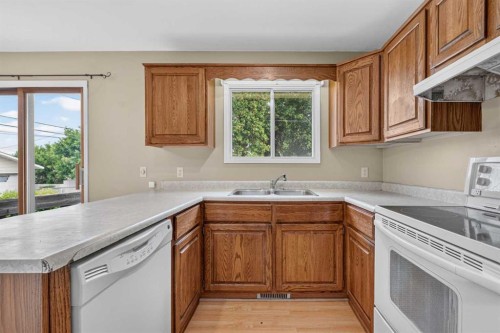 5306 51 Ave, Daysland, AB - Indoor Photo Showing Kitchen With Double Sink