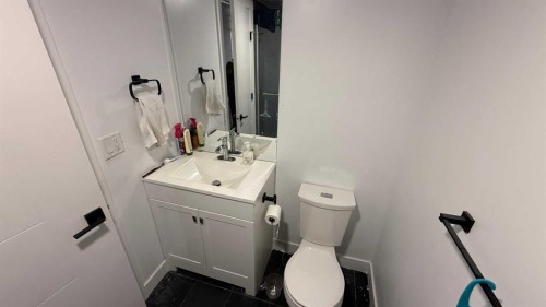 275 7 Street Se, Three Hills, AB - Indoor Photo Showing Bathroom