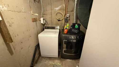 275 7 Street Se, Three Hills, AB - Indoor Photo Showing Laundry Room