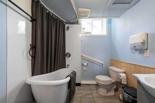 318 Main Street, Ferintosh, AB - Indoor Photo Showing Bathroom