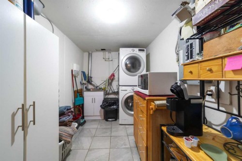 318 Main Street, Ferintosh, AB - Indoor Photo Showing Laundry Room