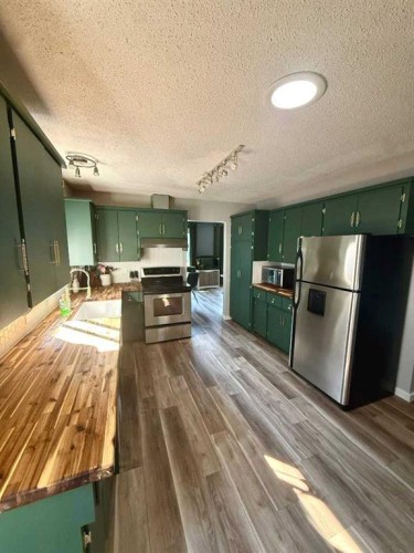 165 Hansen Drive, Hinton, AB - Indoor Photo Showing Kitchen