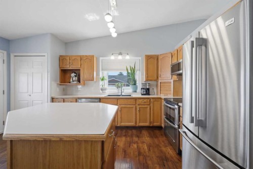 73 Duncan Crescent, Red Deer, AB - Indoor Photo Showing Kitchen With Stainless Steel Kitchen With Upgraded Kitchen