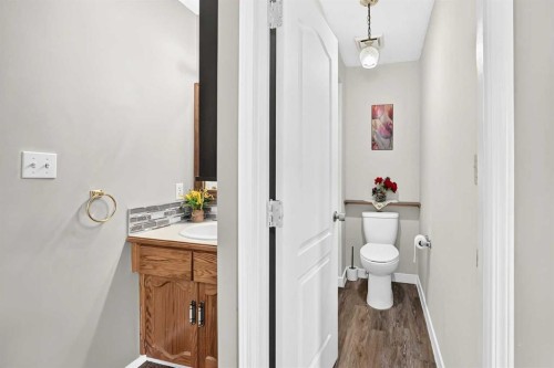 37 Kennings Crescent, Red Deer, AB - Indoor Photo Showing Bathroom