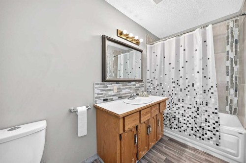 37 Kennings Crescent, Red Deer, AB - Indoor Photo Showing Bathroom