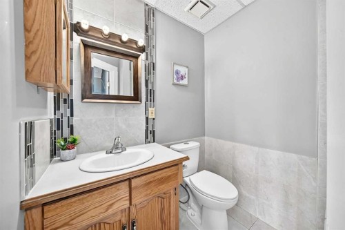 37 Kennings Crescent, Red Deer, AB - Indoor Photo Showing Bathroom