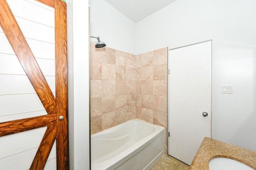 88-Mount Pleasant Drive, Camrose, AB - Indoor Photo Showing Bathroom