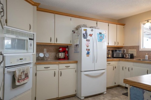 22 Robinson Place, Bashaw, AB - Indoor Photo Showing Kitchen