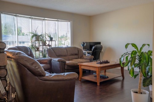 22 Robinson Place, Bashaw, AB - Indoor Photo Showing Living Room