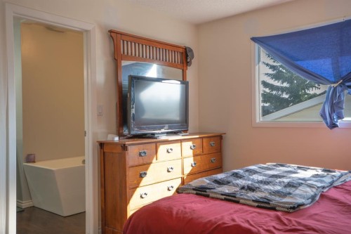 22 Robinson Place, Bashaw, AB - Indoor Photo Showing Bedroom