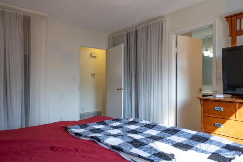 22 Robinson Place, Bashaw, AB - Indoor Photo Showing Bedroom