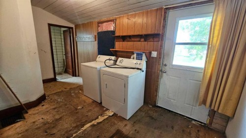 4729 Windsor Avenue, Coronation, AB - Indoor Photo Showing Laundry Room