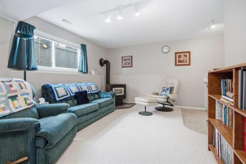 98 Duval Crescent, Red Deer, AB - Indoor Photo Showing Other Room