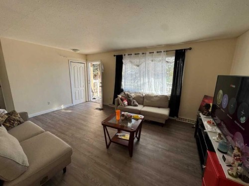 6014 56 Avenue, Red Deer, AB - Indoor Photo Showing Living Room