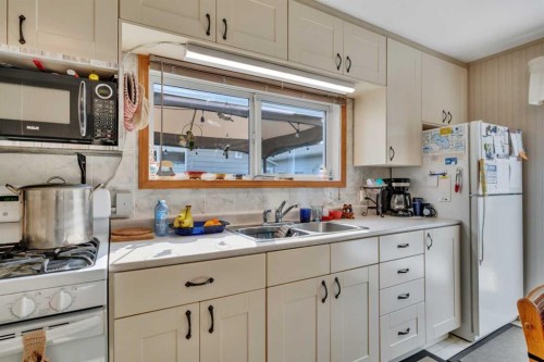 76 Buskmose Drive, Grandview, AB - Indoor Photo Showing Kitchen With Double Sink