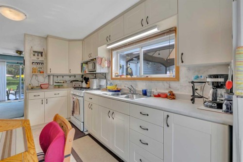 76 Buskmose Drive, Grandview, AB - Indoor Photo Showing Kitchen With Double Sink