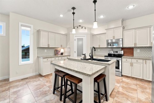 100 Vincent Close, Red Deer, AB - Indoor Photo Showing Kitchen With Upgraded Kitchen