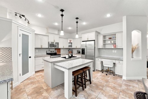 100 Vincent Close, Red Deer, AB - Indoor Photo Showing Kitchen With Upgraded Kitchen