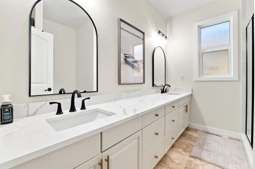 100 Vincent Close, Red Deer, AB - Indoor Photo Showing Bathroom
