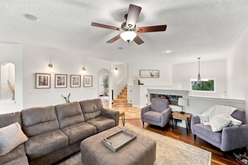 100 Vincent Close, Red Deer, AB - Indoor Photo Showing Living Room