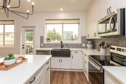 5925 Panorama Drive, Blackfalds, AB - Indoor Photo Showing Kitchen