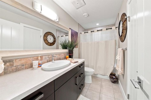 200 Vancouver Crescent, Red Deer, AB - Indoor Photo Showing Bathroom