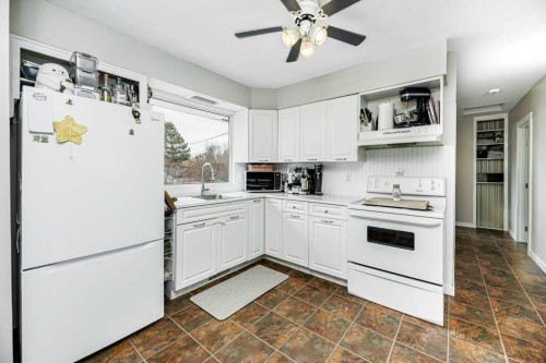 5209 Wilson Street, Blackfalds, AB - Indoor Photo Showing Kitchen