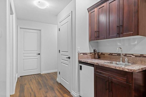 4112 45 Avenue, Sylvan Lake, AB - Indoor Photo Showing Kitchen