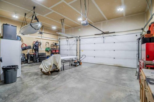 4112 45 Avenue, Sylvan Lake, AB - Indoor Photo Showing Garage