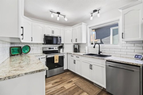 171 Douglas Avenue, Red Deer, AB - Indoor Photo Showing Kitchen With Double Sink With Upgraded Kitchen