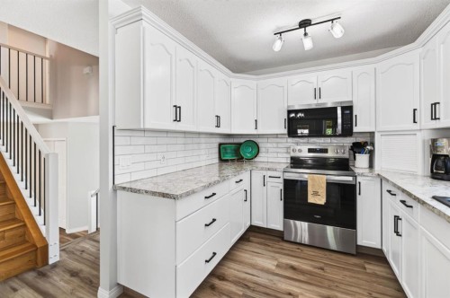 171 Douglas Avenue, Red Deer, AB - Indoor Photo Showing Kitchen