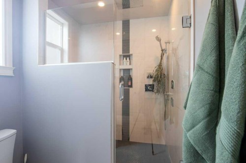 46 Bannerman Close, Red Deer, AB - Indoor Photo Showing Bathroom