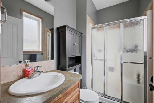 34 Wilkinson Circle, Sylvan Lake, AB - Indoor Photo Showing Bathroom