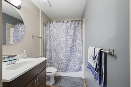 34 Wilkinson Circle, Sylvan Lake, AB - Indoor Photo Showing Bathroom