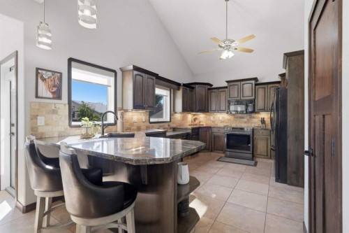 21 Leung Close, Red Deer, AB - Indoor Photo Showing Kitchen