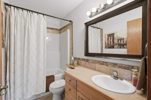 21 Leung Close, Red Deer, AB - Indoor Photo Showing Bathroom