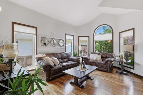 21 Leung Close, Red Deer, AB - Indoor Photo Showing Living Room