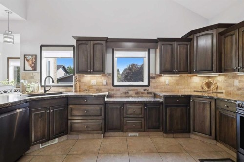 21 Leung Close, Red Deer, AB - Indoor Photo Showing Kitchen With Upgraded Kitchen