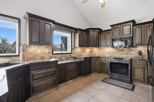 21 Leung Close, Red Deer, AB - Indoor Photo Showing Kitchen With Upgraded Kitchen