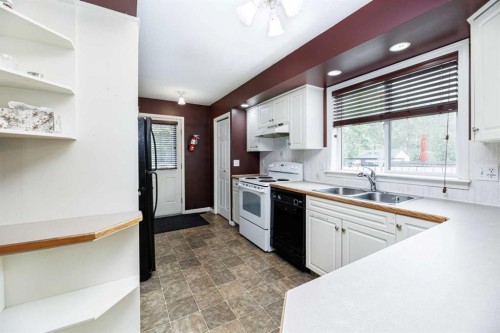 4618 55 Avenue, Lacombe, AB - Indoor Photo Showing Kitchen With Double Sink