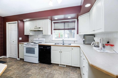 4618 55 Avenue, Lacombe, AB - Indoor Photo Showing Kitchen With Double Sink