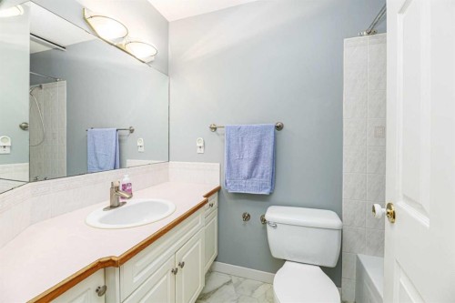 4618 55 Avenue, Lacombe, AB - Indoor Photo Showing Bathroom