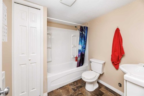 4618 55 Avenue, Lacombe, AB - Indoor Photo Showing Bathroom