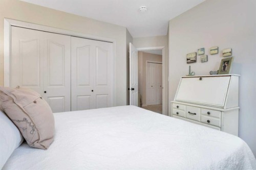 8 Pritchard Close, Sylvan Lake, AB - Indoor Photo Showing Bedroom