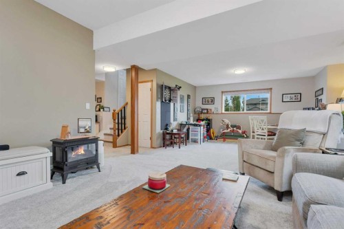 8 Pritchard Close, Sylvan Lake, AB - Indoor Photo Showing Living Room